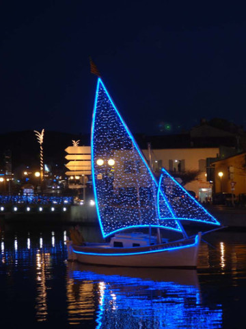 1) Marché de Noël à Martigues. Sur l’Esplanade des Belges. Dans le cadre de la Féerie de Noël, le marché est installé au coeur du centre ville de Jonquières, sur l’esplanade des Belges. Il comptera une vingtaine de chalets proposant des produits de décoration, produits artisanaux et de bouche en rapport avec les fêtes de fin d’année. Entrée gratuite Les horaires : En semaine de 14h à 19h. Le samedi de 10h à 20h. Le jeudi et le dimanche jours de marché de 10h à 19h. Le 24 Décembre de 10h à 16h. 2) Noël artisanal de Martigues. Ce beau marché est à La Halle de Martigues au Rond-point de l’hôtel de ville.  Le marché est composé d’environ 150 exposants et est dédié à l’artisanat et l’art local. Le marché de Noël de Martigues est connu pour les célèbres figurines des crèches de Provence, les santons très colorés. Dans les chalets du marché, vous pouvez trouver également des décorations de Noël, des produits gastronomiques locales et de la tradition de Noël. Pendant les fêtes de Noël, cette ville de la Provence est animée par de nombreux événements. Parmi les événements liés à Noël, chaque année, vous trouverez des nouveautés, mais généralement il y a des spectacles de marionnettes, des chorales et des chants de Noël, des défilés de majorettes, des jeux et animations pour les enfants, dont un petit train, des canons à neige et le château gonflable. Heures d’ouverture: le vendredi de 14h a 20h, le samedi de 10h a 22h et  le dimanche de 10h a 19h.