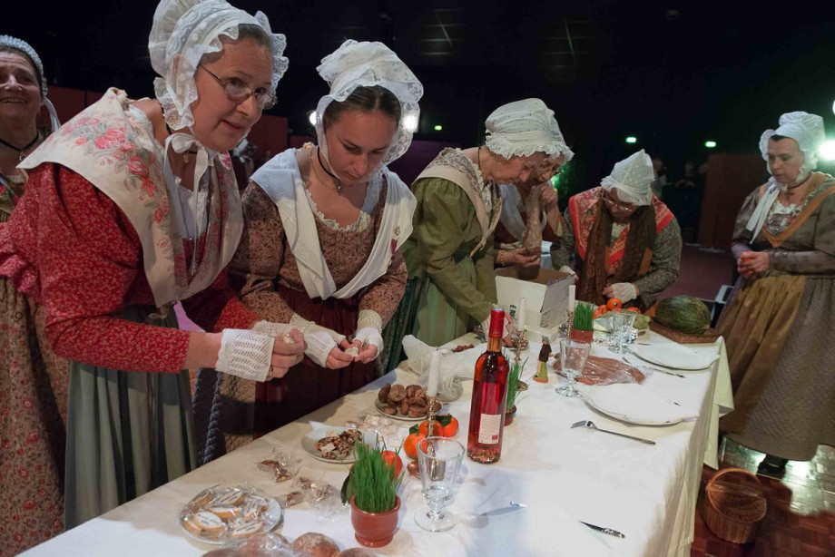 Soirée Repas-Spectacle sur le thème de la Veillée Calendale à la salle des fêtes des Platanes. Cette soirée fait partie de ces moments incontournables où les traditions sont de mise pour faire renaître l’esprit traditionnel et mystérieux de Noël. La Salle des Fêtes des Platanes d'Aix-en-Provence et Lei Farandoulaire Sestian vous proposent de venir partager un Repas-Spectacle où des saynètes, contes, chants traditionnels de Noël vous feront revivre, le temps d’une soirée, les veillées d’antan d'un Noël en Provence. Une belle soirée en perspective avec des intermèdes de danses et de musiques qui vous permettront d’apprécier l’Art Provençal autour d'un véritable Souper Calendal avec la dégustation des 13 Desserts.