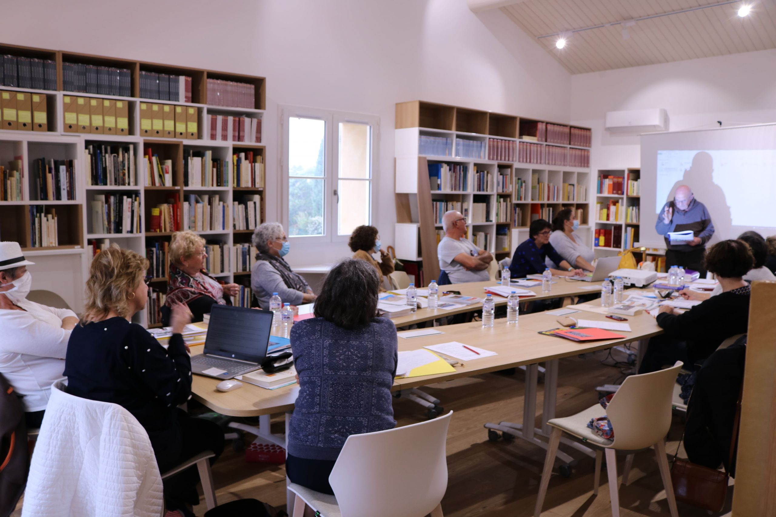 Stage de formation langue provençale salle de classe dans la médiathèque de l'Observatoire